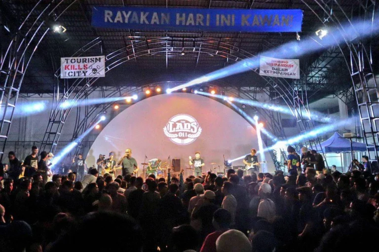 SEPAKBOLA DAN YOGYAKARTA SPORT TOURISM (UNTUK SIAPA?)
